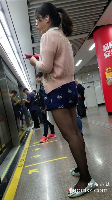 4k-地铁站台上的极品黑丝袜美腿美女