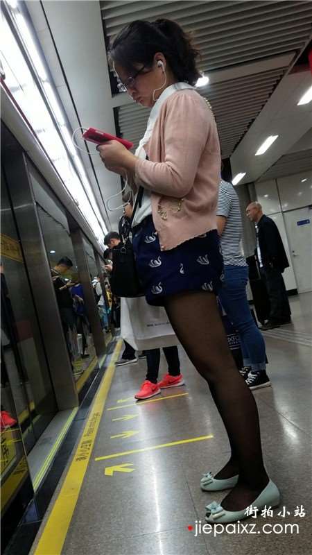 4k-地铁站台上的极品黑丝袜美腿美女