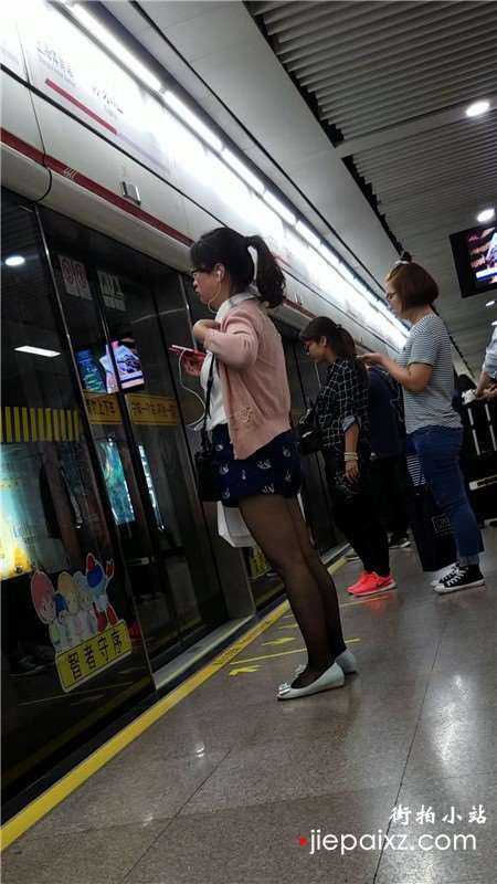 4k-地铁站台上的极品黑丝袜美腿美女
