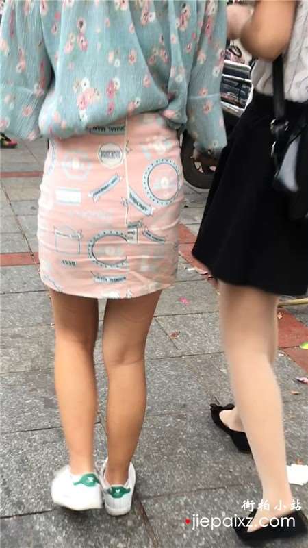 街拍短裙丝袜美腿俩姊妹花