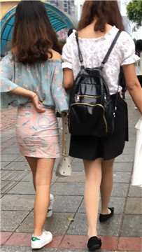 街拍短裙丝袜美腿俩姊妹花