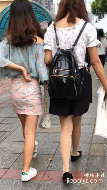 街拍短裙丝袜美腿俩姊妹花