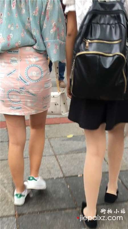 街拍短裙丝袜美腿俩姊妹花