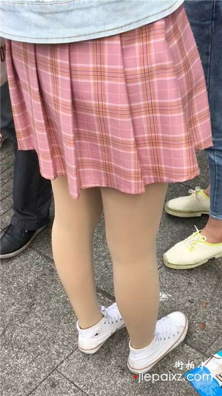 白鞋丝袜短裙娇小可人学生妹