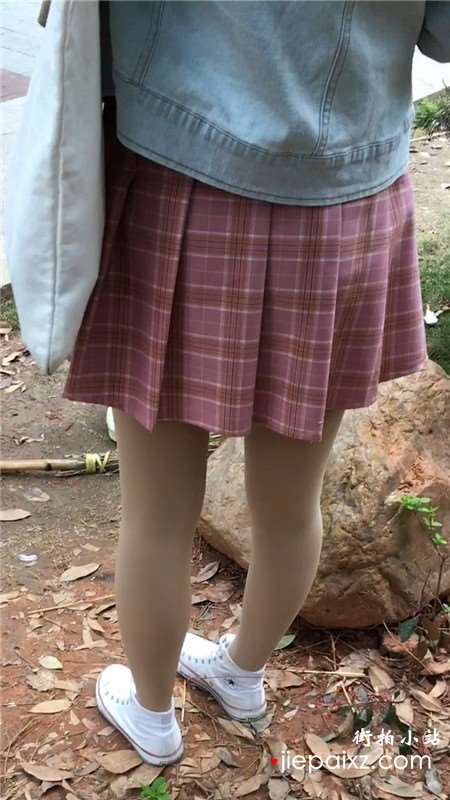 白鞋丝袜短裙娇小可人学生妹