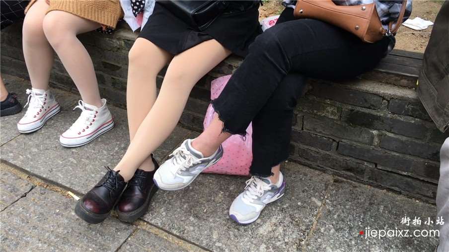 极品丝袜美腿美眉花坛边跟姐妹闲聊