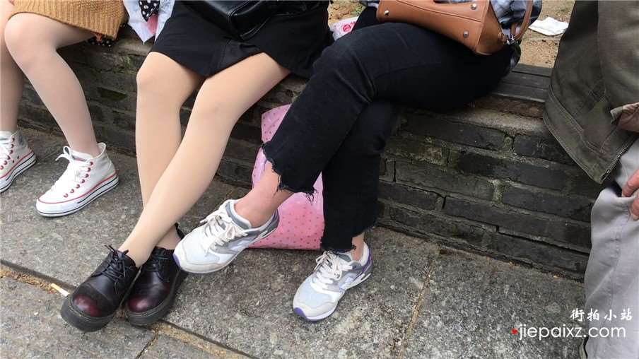 极品丝袜美腿美眉花坛边跟姐妹闲聊