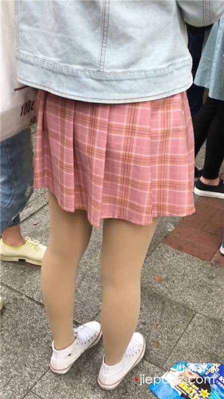 白鞋丝袜短裙娇小可人学生妹