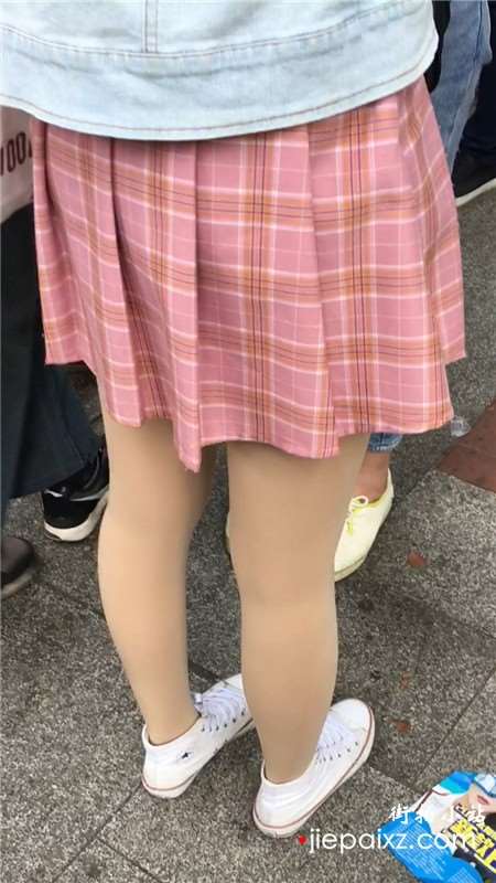 白鞋丝袜短裙娇小可人学生妹