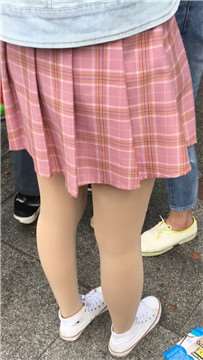 白鞋丝袜短裙娇小可人学生妹