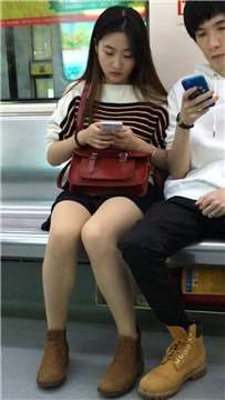 地铁上的甜美小清新美女姐姐