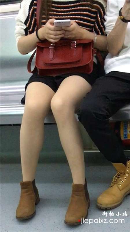地铁上的甜美小清新美女姐姐