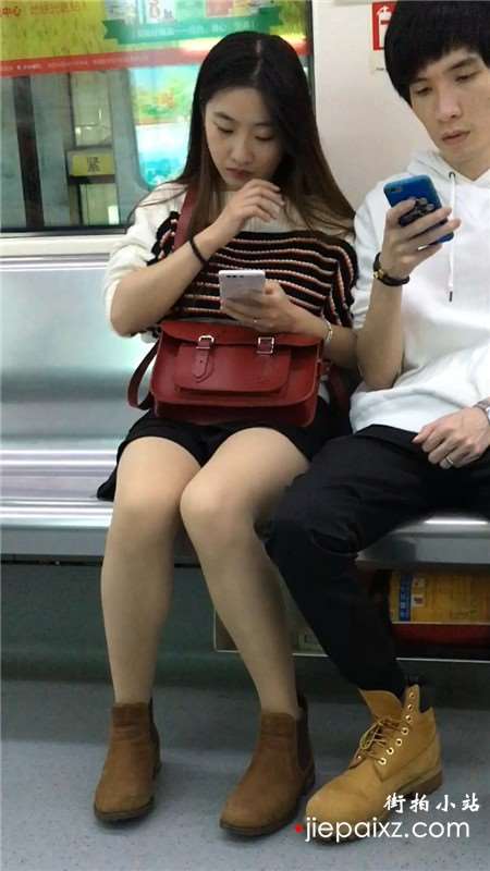 地铁上的甜美小清新美女姐姐