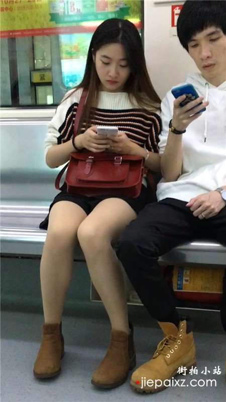 地铁上的甜美小清新美女姐姐