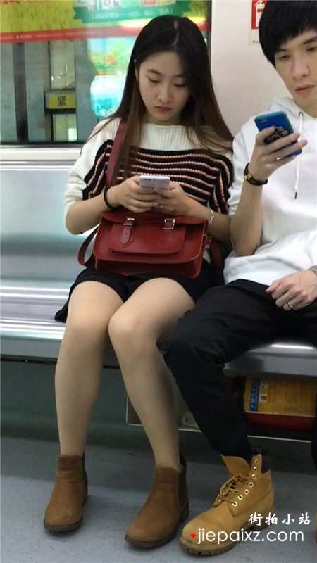 地铁上的甜美小清新美女姐姐