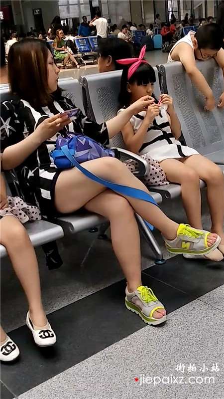 美腿少妇有一对双胞胎女儿
