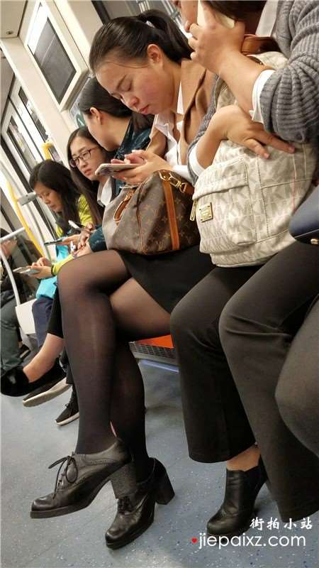 4k-聊微信的黑丝丰腴熟妇