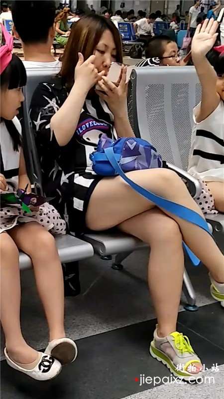 美腿少妇有一对双胞胎女儿