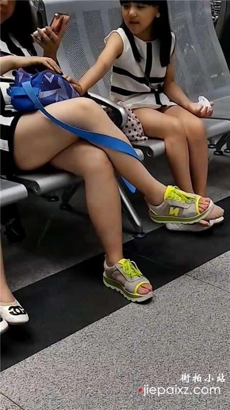 美腿少妇有一对双胞胎女儿