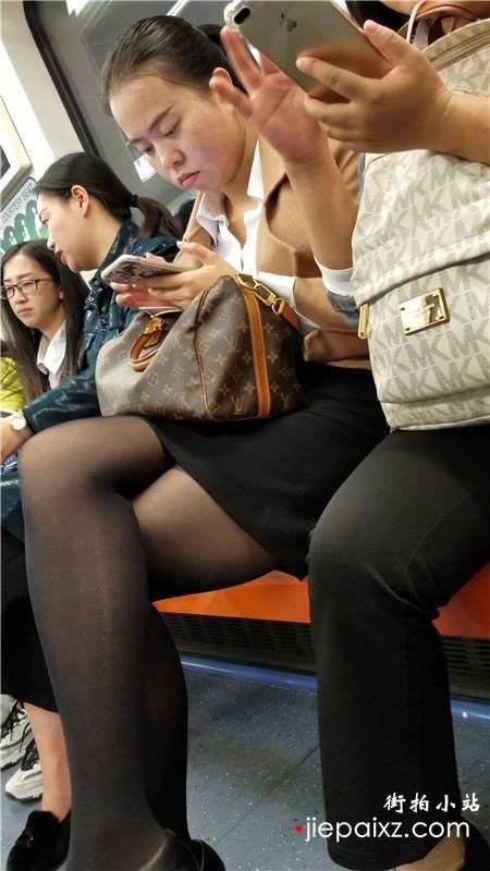 4k-聊微信的黑丝丰腴熟妇