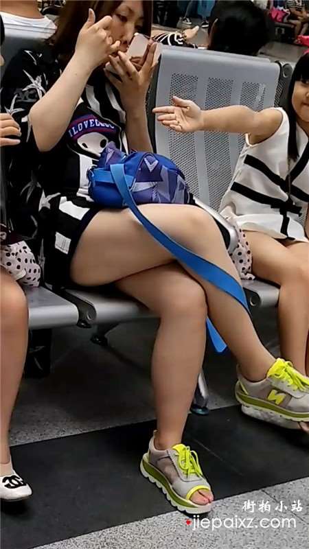 美腿少妇有一对双胞胎女儿