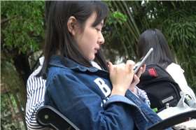 4k-牛仔外套紧身黑裤小清新街拍美女