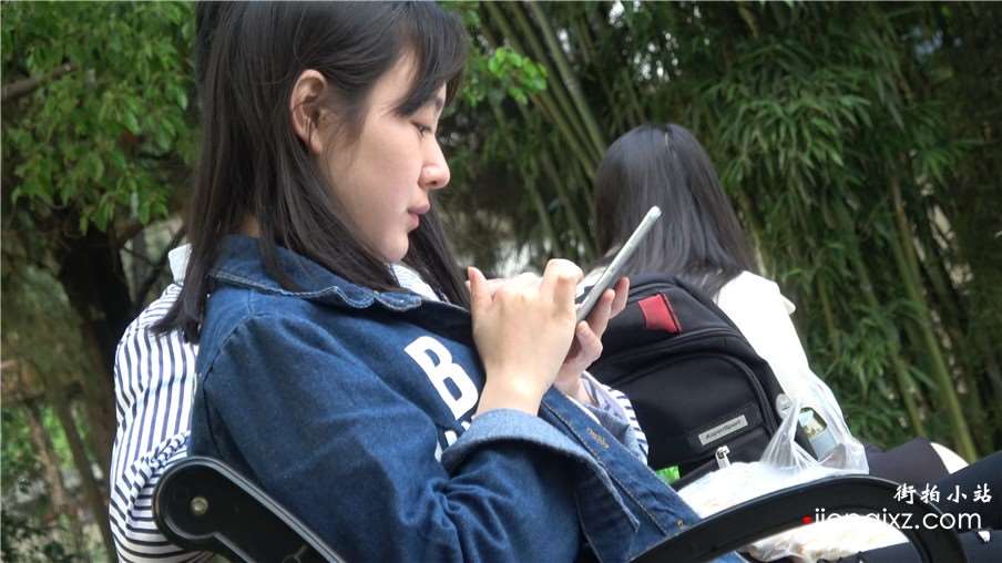 4k-牛仔外套紧身黑裤小清新街拍美女