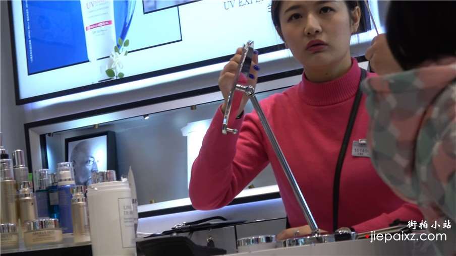 4k-黑色高跟鞋短丝袜街拍美女化妆品销售