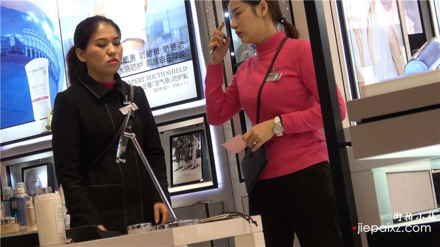 4k-黑色高跟鞋短丝袜街拍美女化妆品销售