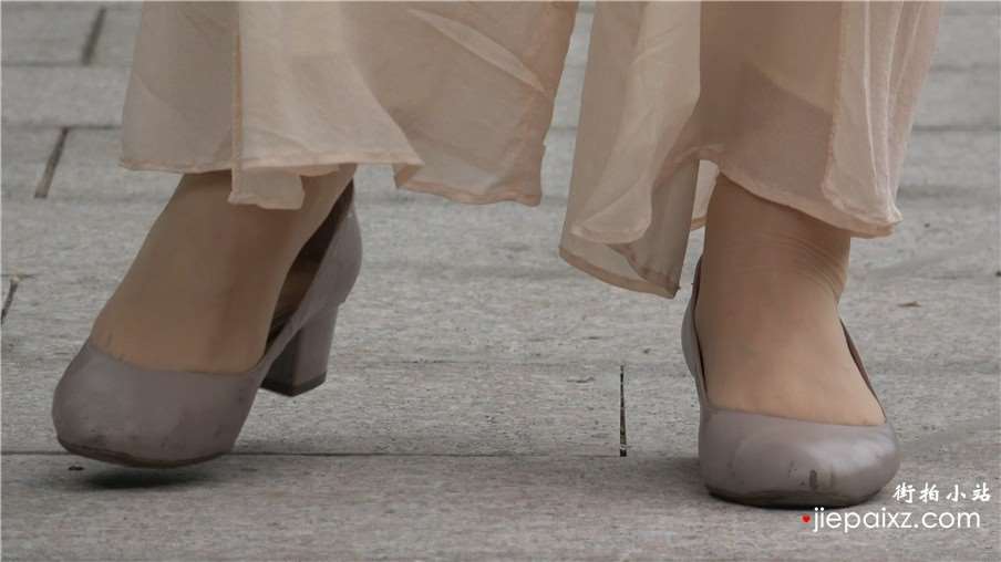 4k-米色连衣裙高跟鞋美女街拍肉丝