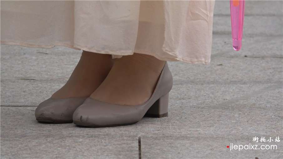 4k-米色连衣裙高跟鞋美女街拍肉丝