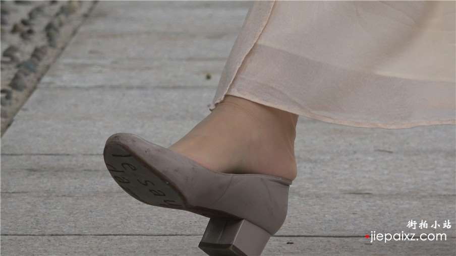 4k-米色连衣裙高跟鞋美女街拍肉丝