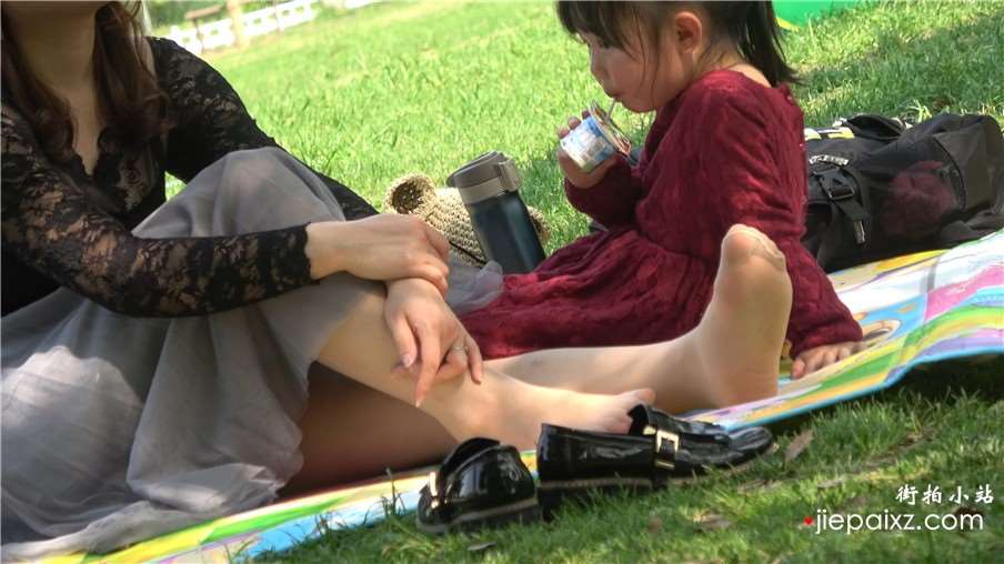 4k-黑色蕾丝连衣裙公园街拍肉丝