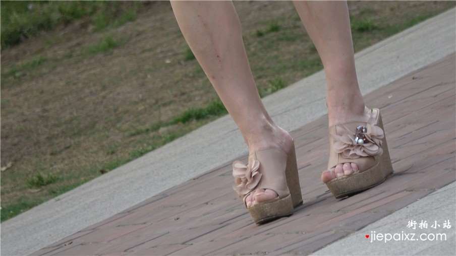 4k-白衬衫成熟美女街拍高跟美腿