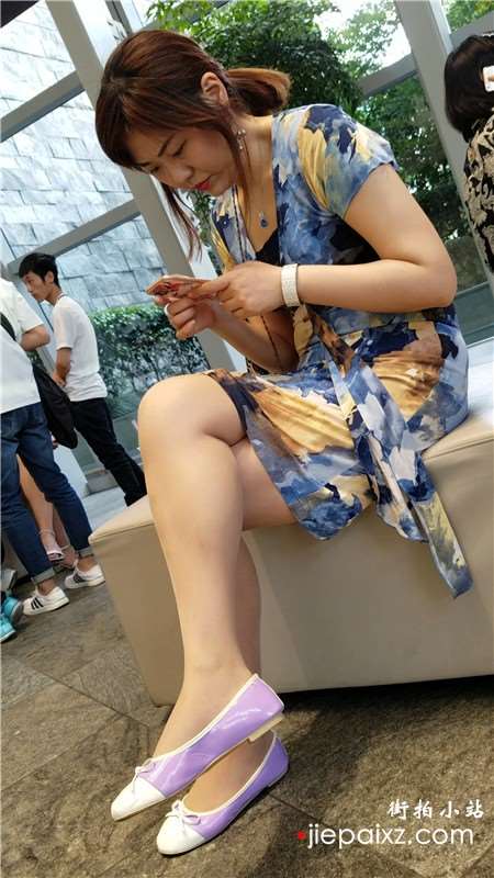 4k-街拍超级性感美腿连衣裙女神姐姐