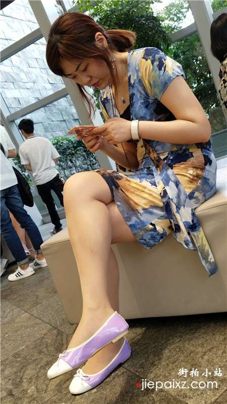 4k-街拍超级性感美腿连衣裙女神姐姐