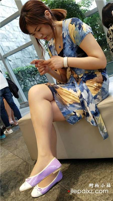 4k-街拍超级性感美腿连衣裙女神姐姐