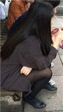 蹲路边喝饮料的黑丝袜美腿青春妹子