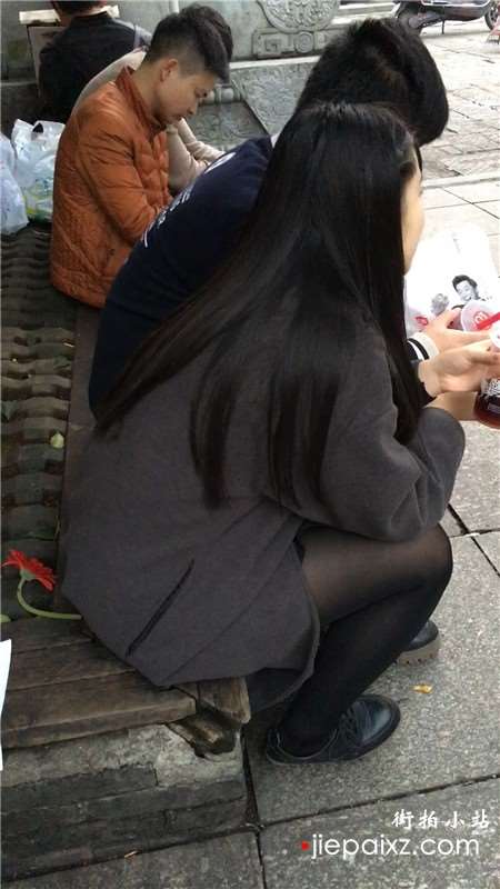 蹲路边喝饮料的黑丝袜美腿青春妹子