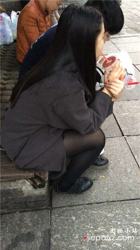 蹲路边喝饮料的黑丝袜美腿青春妹子