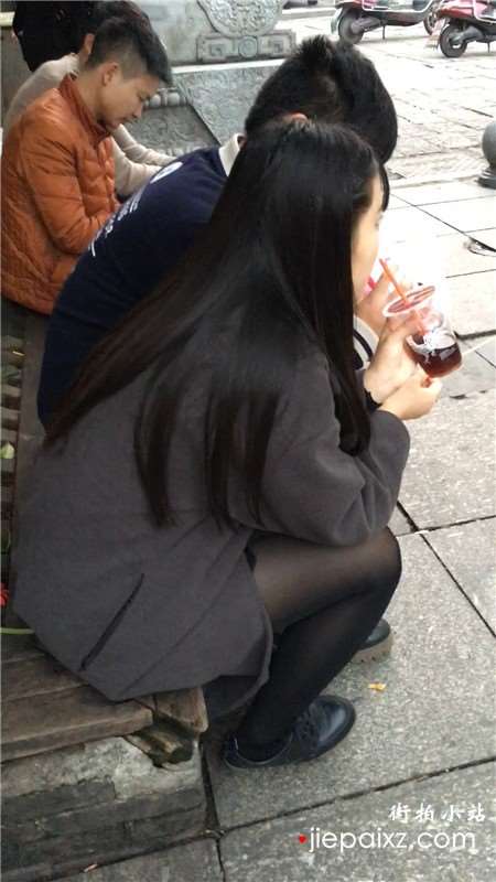 蹲路边喝饮料的黑丝袜美腿青春妹子