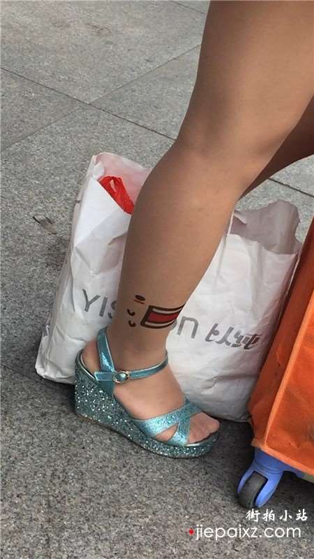 近距离特写美腿丝足破高跟鞋少妇