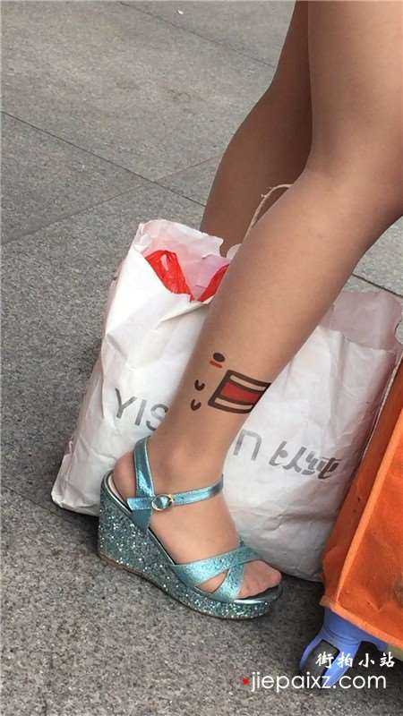 近距离特写美腿丝足破高跟鞋少妇