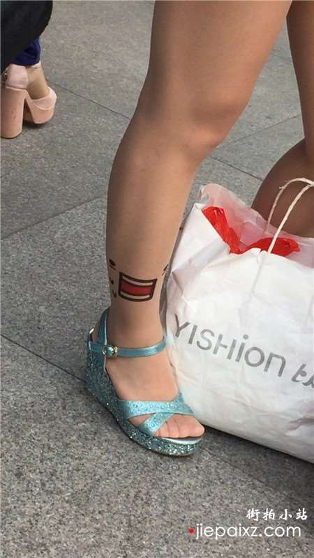 近距离特写美腿丝足破高跟鞋少妇