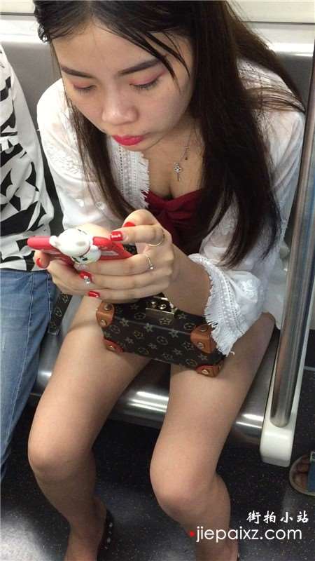 地铁上拍摄的精致女孩