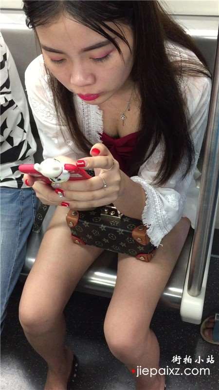 地铁上拍摄的精致女孩