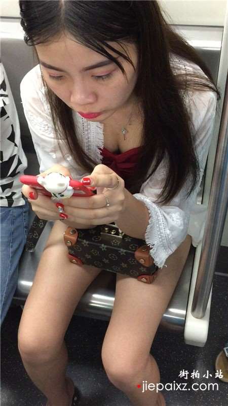地铁上拍摄的精致女孩