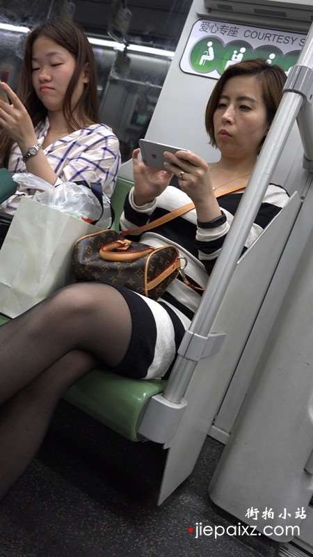 4k视频，美女的黑丝袜破了谁能给新买一双
