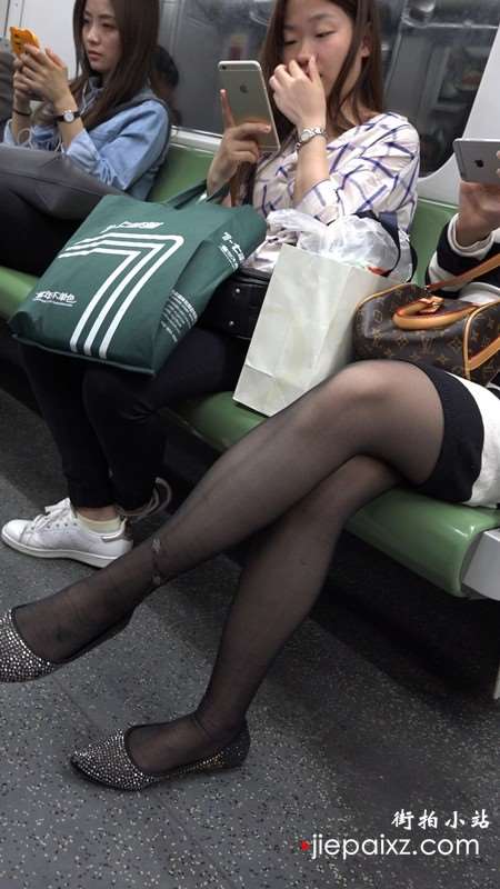 4k视频，美女的黑丝袜破了谁能给新买一双
