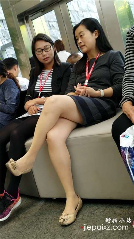 4k视频，跟闺蜜聊天的美腿极品少妇